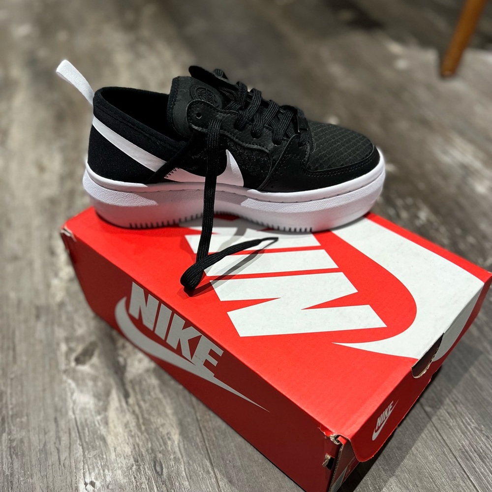 Nike Court Vision size 5 never worn